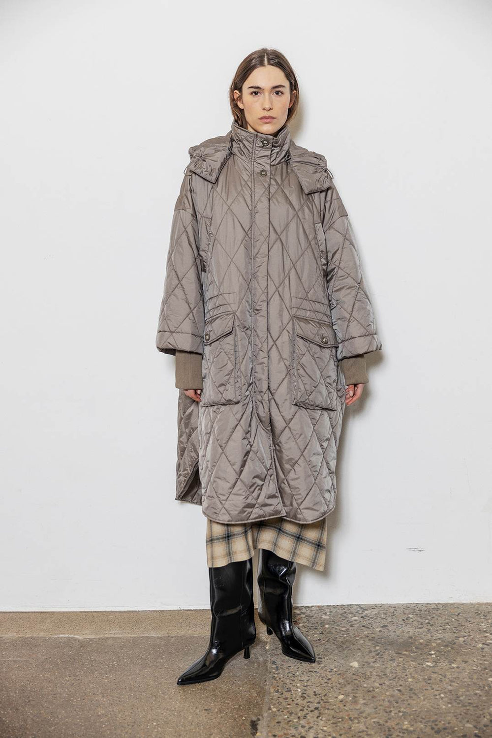 希少　新品タグ付　かぐれ　Quilted bal coat チャコール　完売品 かぐれ（カグレ）の「Quilted bal coat（ダウンジャケット/コート